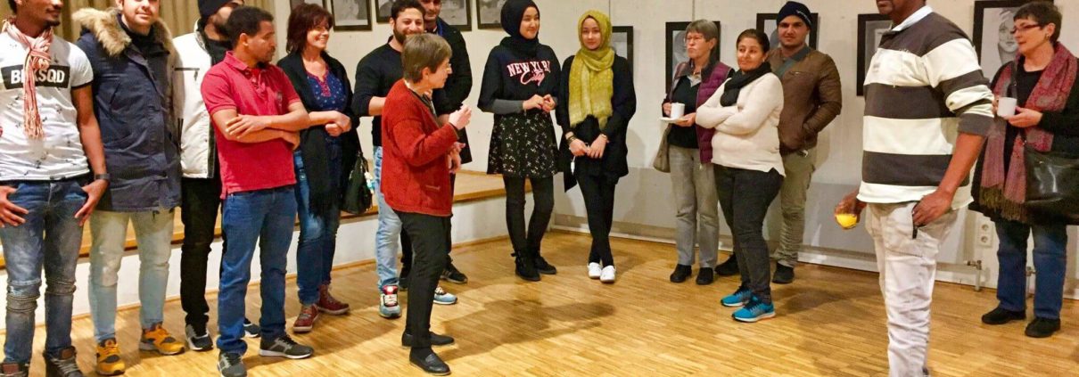 BesucherInnen der Vernissage zur Ausstellung "Gesichter der Welt" im Save me Treff am 20.11.2017