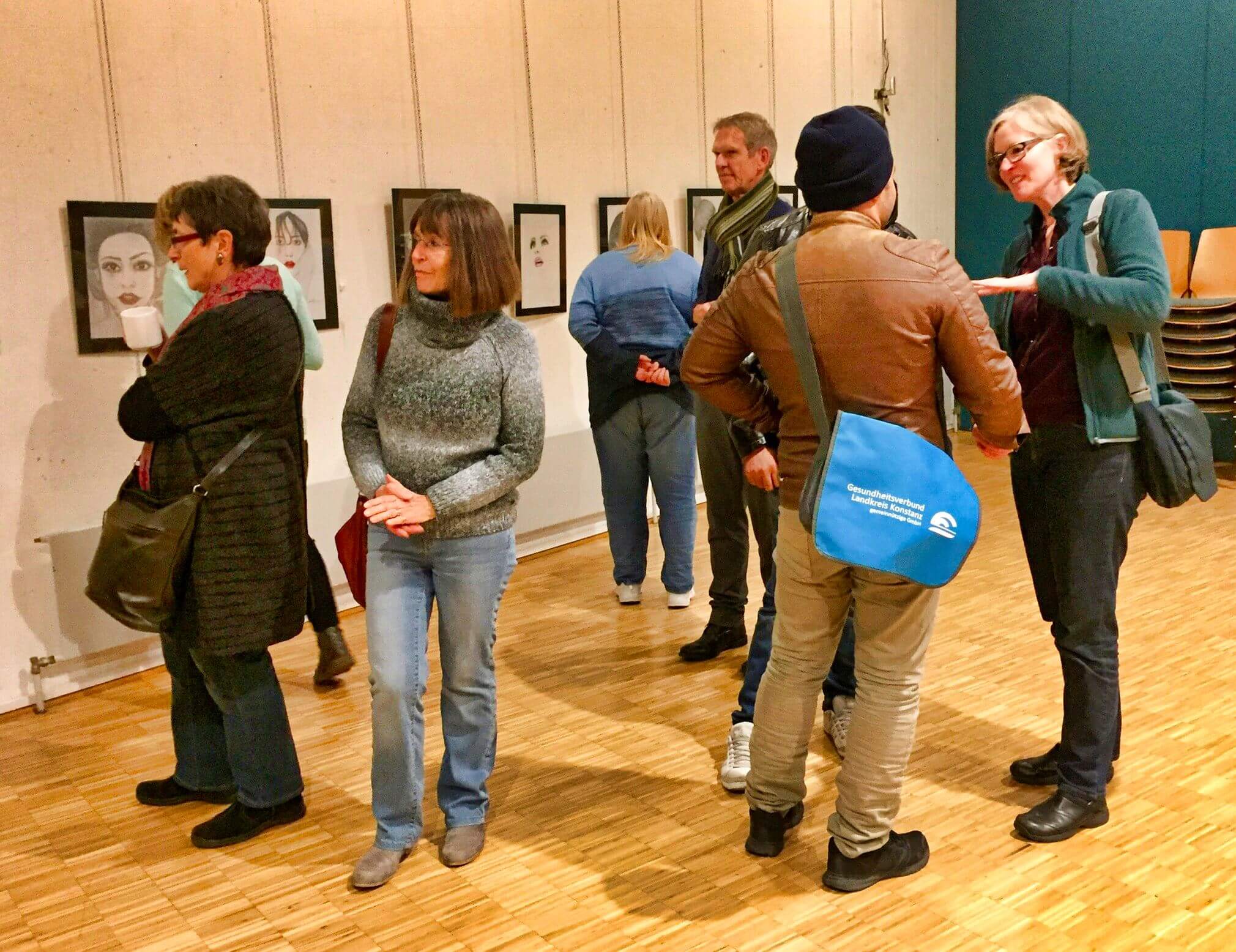 BesucherInnen der Vernissage zur Ausstellung "Gesichter der Welt" im Save me Treff am 20.11.2017