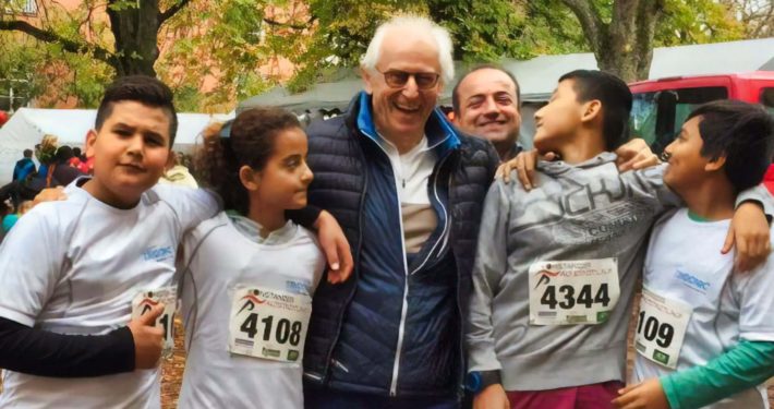 Geflüchtete TeilnehmerInnen des Altstadtlaufs 2017 mit Friedhelm Großmann, dem Save me Ansprechpartner für Integration durch Sport