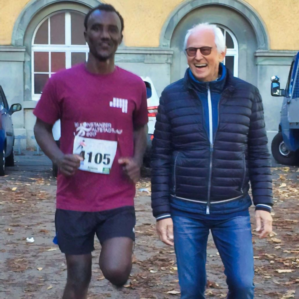 Geflüchteter Teilnehmer des Altstadtlaufs 2017 mit Friedhelm Großmann, dem Save me Ansprechpartner für Integration durch Sport