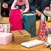 Geflüchtete Kinder mit den Geschenken, die SchülerInnen der Wessenberg-Schule im Vorfeld des Save me Treffs vorbereitet haben Geflüchtete Kinder mit den Geschenken, die SchülerInnen der Wessenberg-Schule im Vorfeld des Save me Treffs vorbereitet haben