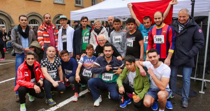 Geflüchtete Teilnehmer des Altstadtlaufs 2015 in Konstanz gemeinsam mit ehrenamtlichen UnterstützerInnen von Save me Konstanz e.V.