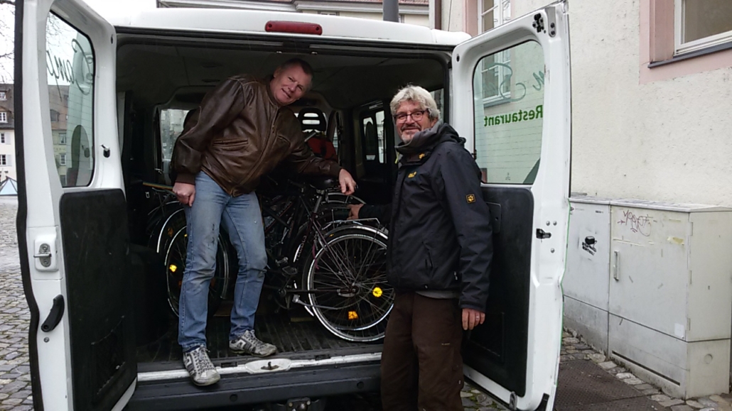 Geflüchtete arbeiten gemeinsam mit ehrenamtlichen SchrauberInnen in der Fahrradwerkstatt von Save me Konstanz e.V.