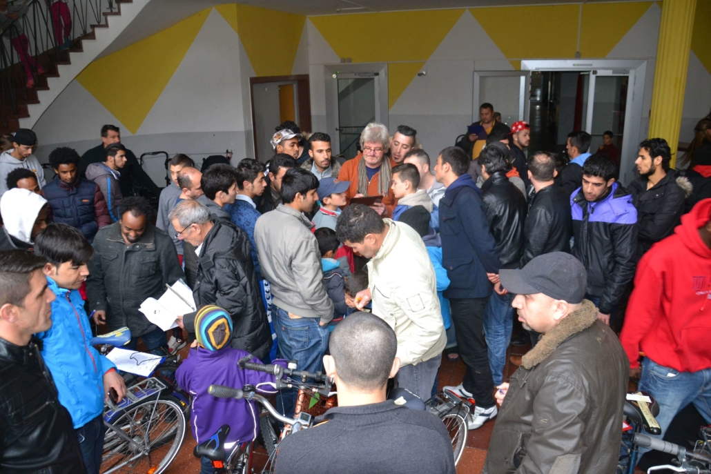 Geflüchtete arbeiten gemeinsam mit ehrenamtlichen SchrauberInnen in der Fahrradwerkstatt von Save me Konstanz e.V.