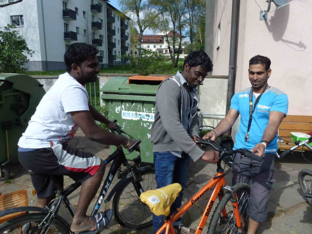 Geflüchtete arbeiten gemeinsam mit ehrenamtlichen SchrauberInnen in der Fahrradwerkstatt von Save me Konstanz e.V.