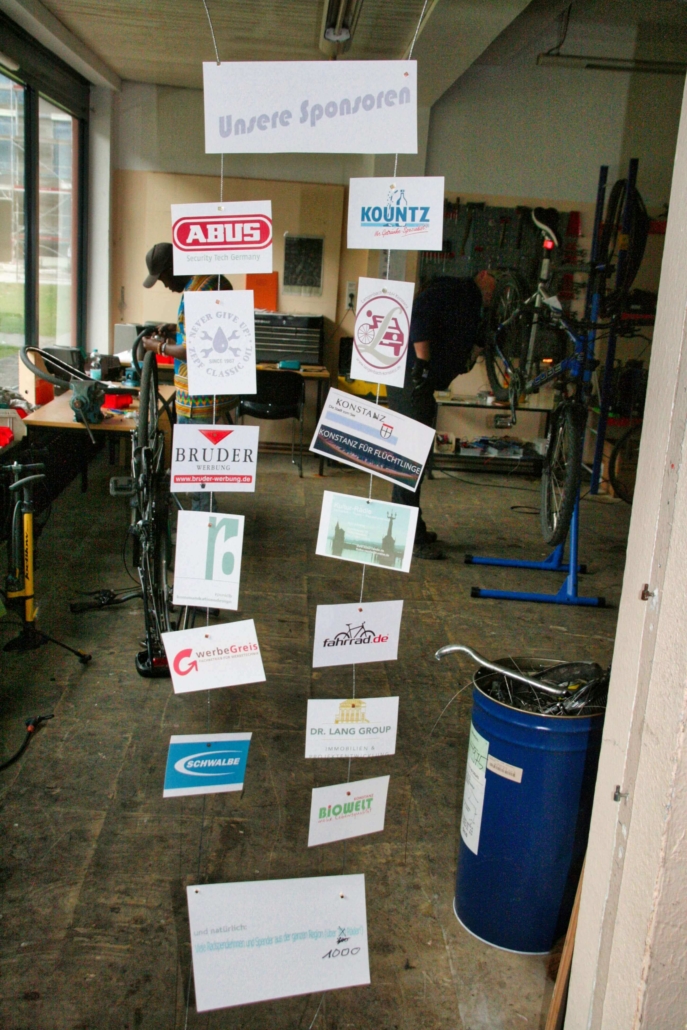 Geflüchtete arbeiten gemeinsam mit ehrenamtlichen SchrauberInnen in der Fahrradwerkstatt von Save me Konstanz e.V.