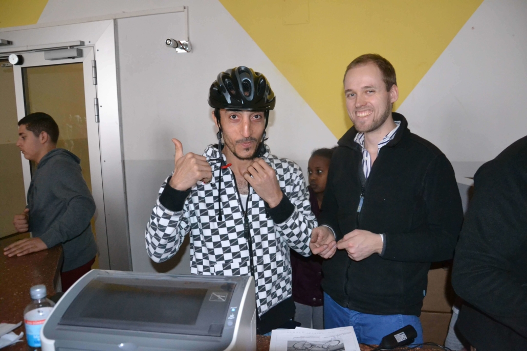 Geflüchtete arbeiten gemeinsam mit ehrenamtlichen SchrauberInnen in der Fahrradwerkstatt von Save me Konstanz e.V.