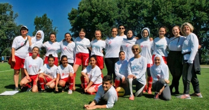 Die Fußballerinnen des Mädelstreffs gemeinsam mit Marion Woelki von Save me Konstanz e.V. bei "Kicken gegen Rassismus" am 30. Juni 2018